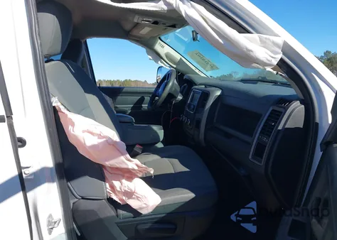 2017 Ram 1500 Express 4X4 6'4 Box z USA, uszkodzony, nr VIN 1C6RR7FT0HS674664